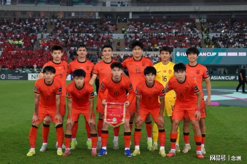 世界杯app下载-U23国足回国！获献鲜花花环 大量球迷热情接机：欢迎英雄凯旋归来