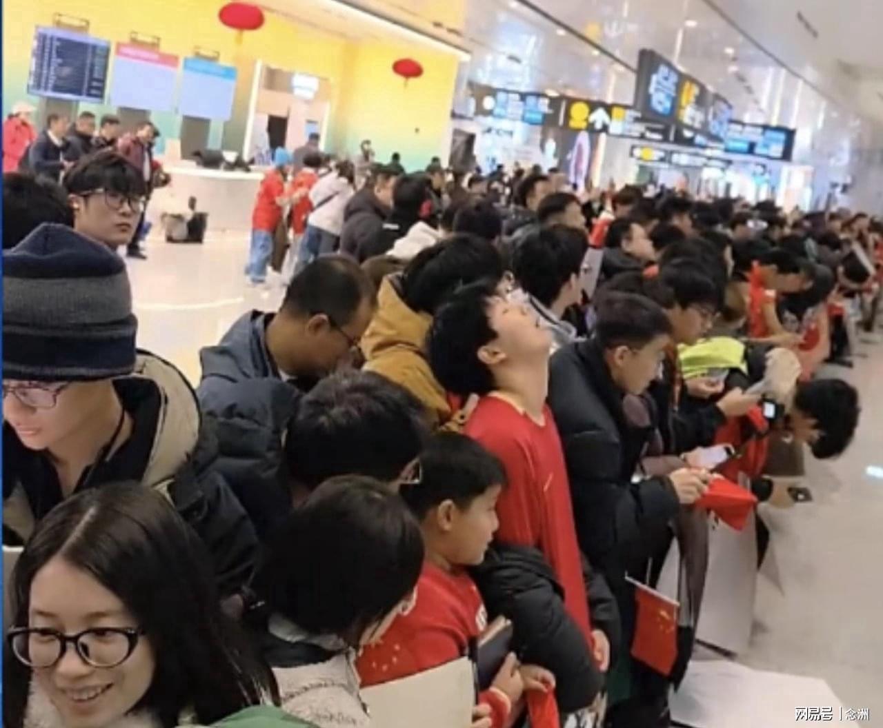 世界杯app下载-U23国足回国！获献鲜花花环 大量球迷热情接机：欢迎英雄凯旋归来