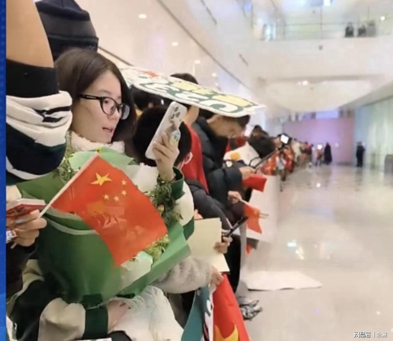 世界杯app下载-U23国足回国！获献鲜花花环 大量球迷热情接机：欢迎英雄凯旋归来