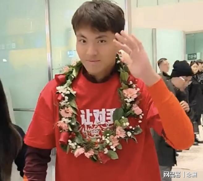 世界杯app下载-U23国足回国！获献鲜花花环 大量球迷热情接机：欢迎英雄凯旋归来