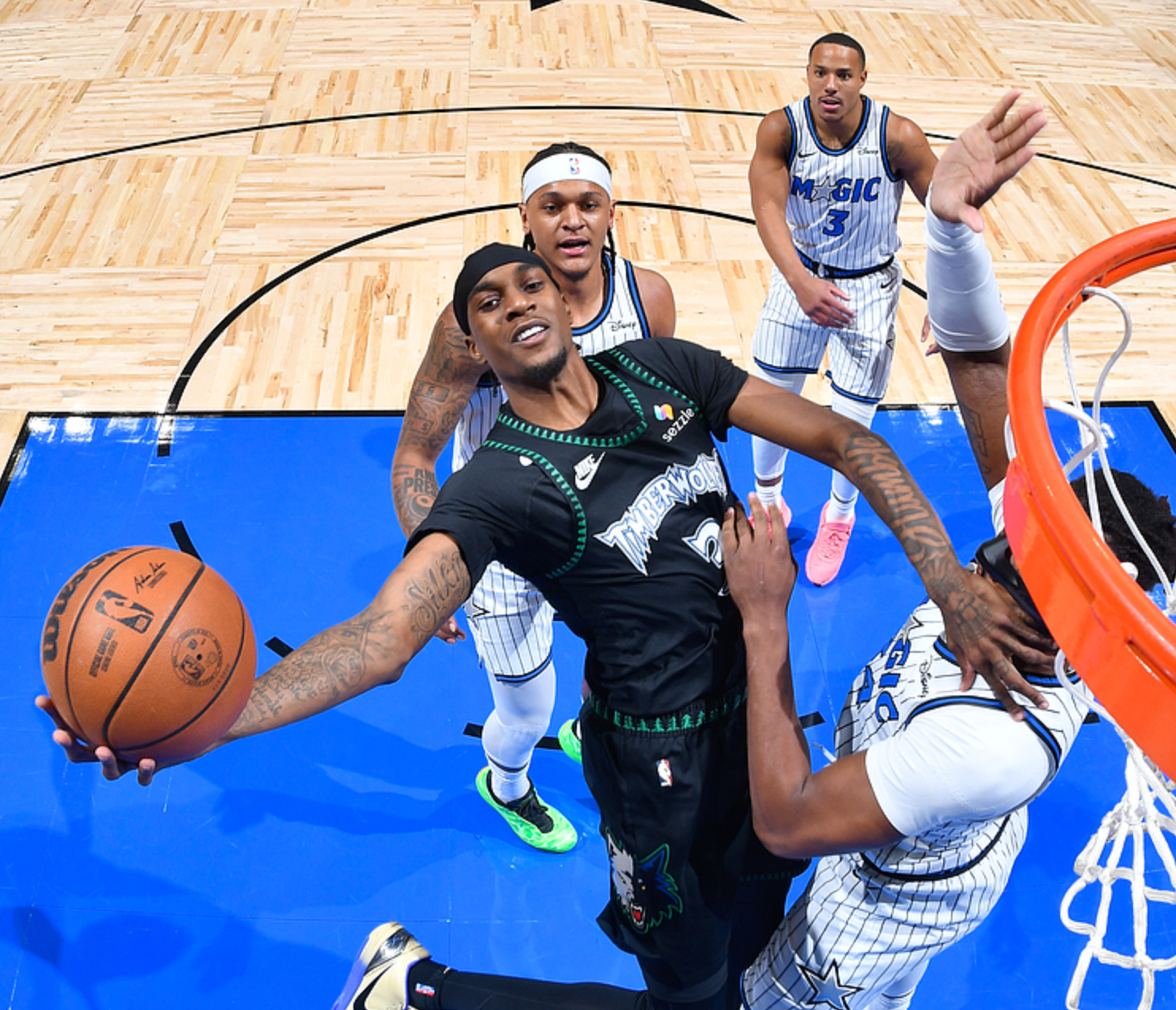 世界杯官方直播入口-西部最新排名：掘金10连胜，火箭收好礼，3-6名差距变大