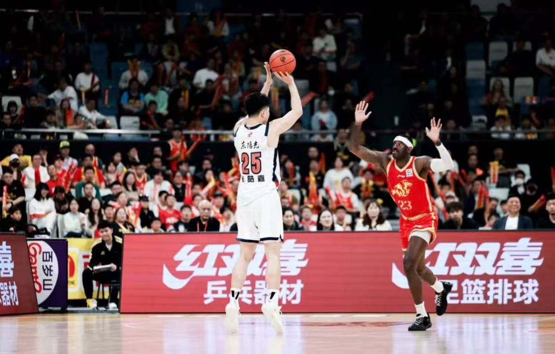 首发19分钟,靠罚球捡1分+正负值最低!球迷:你这是打了7年CBA?
